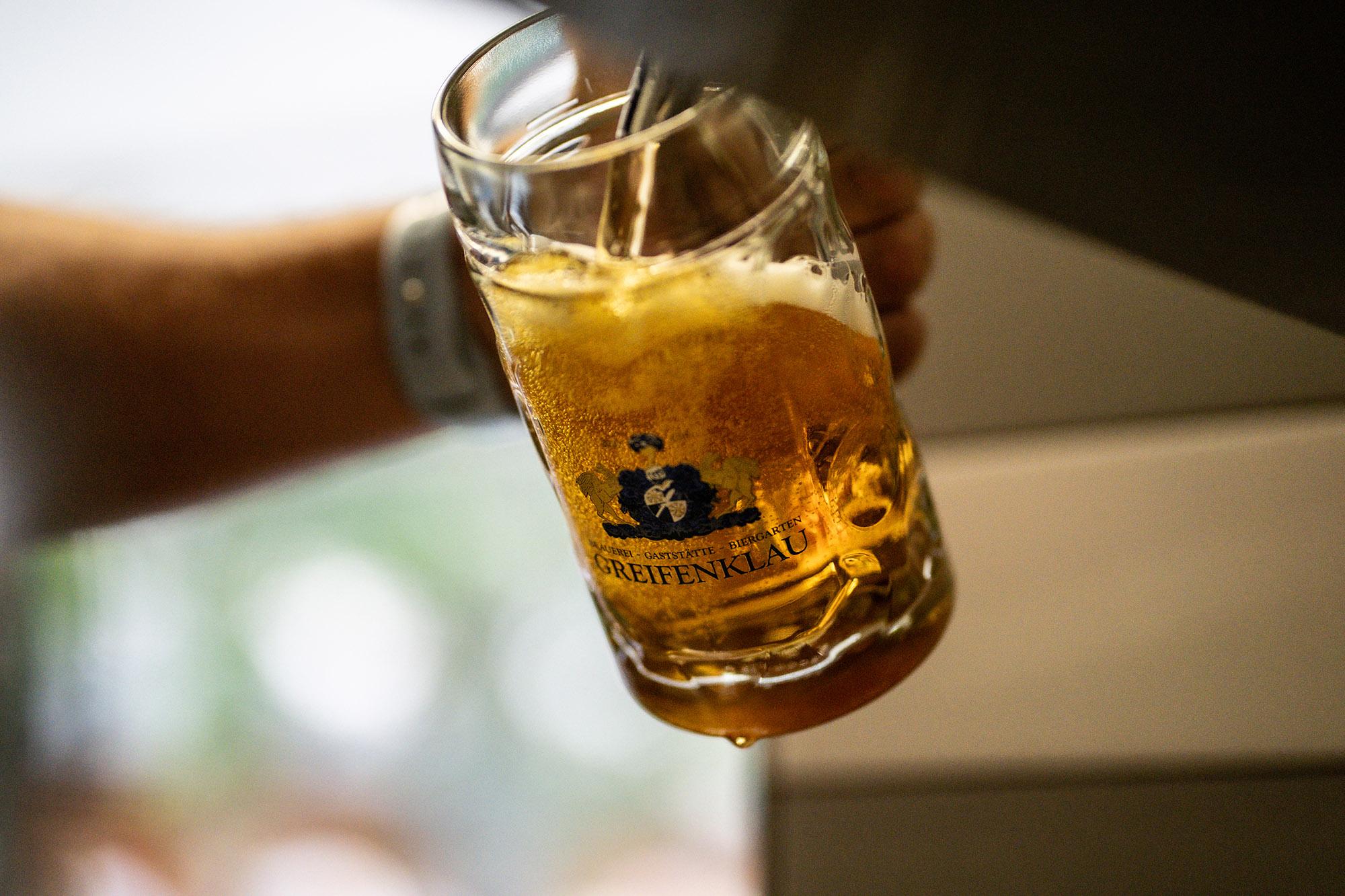 Bier wird von der Zapfanlage frisch eingeschenkt
